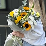 Букет Утренняя Симфония из подсолнухов, калл, хризантем, диантусов и антирринума