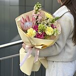 Букет Монпасье из протеи, гвоздики, танацетума, антирринума, вибурнума и кустовой розы