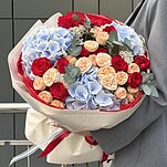 Букет Дионис из гортензий, роз, пионовидных роз и озотамнуса