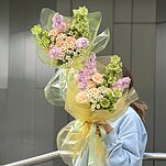 Букет Солетто из роз, маттиолы, кампанулы и танацетума
