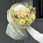 Букет Летняя улыбка из гортензии, кустовой розы, танацетума, гвоздик и кампанулы