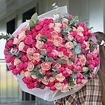 Букет Примадонна из кустовой пионовидной розы, одноголовой розы и эвкалипта
