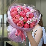 Букет Малиновый бархат из коралловых пионов и маттиолы