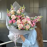Букет Лана из одноголовых роз, кустовых роз, антирринума, оксипеталума и эвкалипта