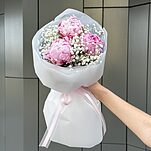 Букет Изюминка из 3 пионов и гипсофилы