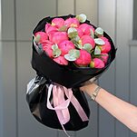 Букет Страстный Коралл Шарм из 15 пионов и эвкалипта