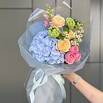 Букет Фруктовый пунш из гортензии, вибурнума, роз, танацетума и антирринума