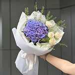 Букет Неземная Любовь из гортензии, кустовой розы и тласпи