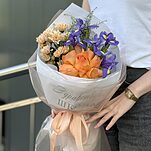 Букет Персиковый рассвет из ирисов, французской розы, хризантемы и тласпи