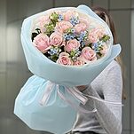 Букет Любовное притяжение M из розовых роз и оксипеталума
