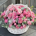 Корзина Скарлет M из пионовидных кустовых роз сильвия пинк