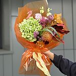 Букет Луч осени из гортензии, нутана, эустомы, хамелациума и осенней зелени