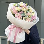 Букет Нежный Блюз M из кустовых роз, одноголовых роз и эустомы