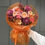 Букет Пряный Имбирь из хризантемы бигуди, скиммии, кустовой пионовидной розы, нутана и гиперикума